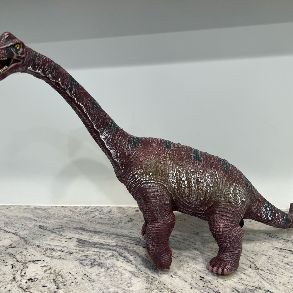 Large dinosaur makes noises - Picture 3 of 5